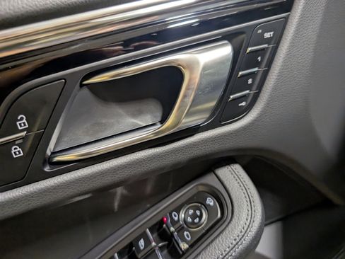 Used 2025 Porsche Macan image 19