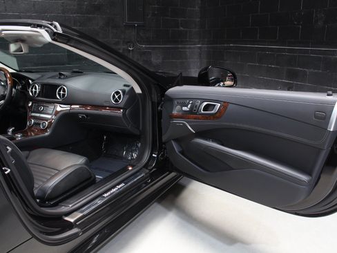 Used 2019 Mercedes-Benz SL 450 w/ Premium Package image 38