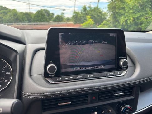 Used 2025 Nissan Rogue SV FWD image 24