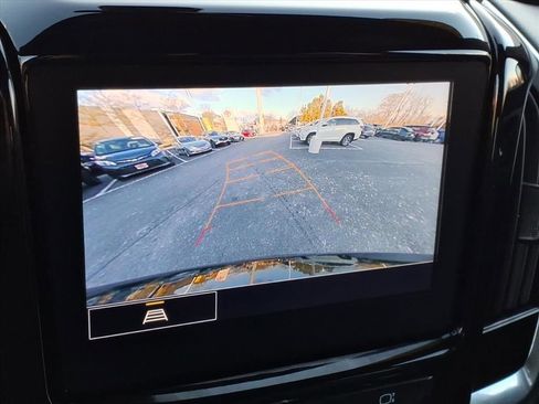 Used 2023 Chevrolet Traverse LT image 17