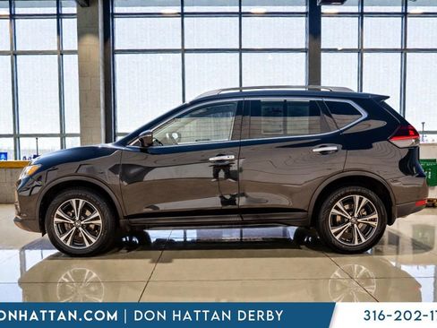 Used 2020 Nissan Rogue SV w/ Premium Package image 2
