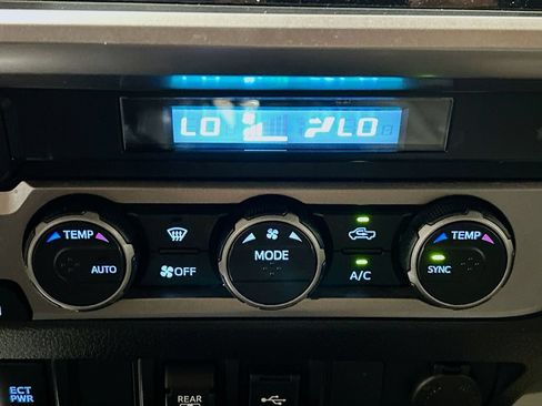 Used 2022 Toyota Tacoma SR5 AWD/4WD image 13