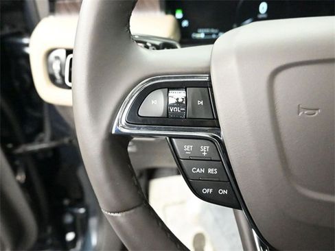 Certified 2023 Lincoln Nautilus Reserve image 17