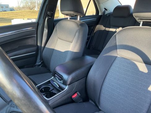 Used 2019 Chrysler 300 Touring w/ Driver Convenience Group image 8