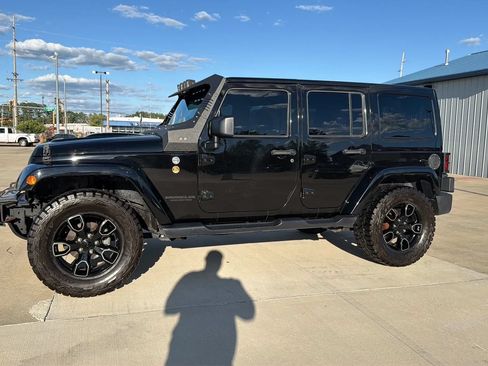 Used 2017 Jeep Wrangler Unlimited Sahara AWD/4WD image 6