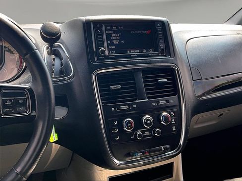 Used 2017 Dodge Grand Caravan SXT FWD image 11