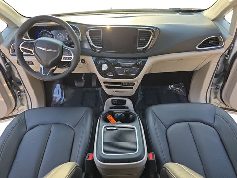 Used 2024 Chrysler Pacifica Touring-L FWD image 9