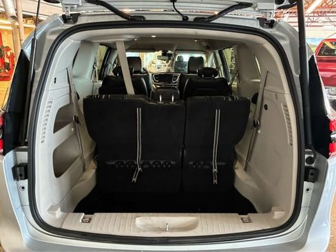 Used 2024 Chrysler Pacifica Touring-L FWD image 11