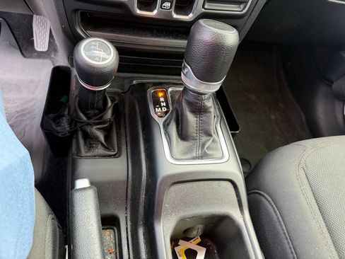 Used 2023 Jeep Gladiator Sport AWD/4WD image 4