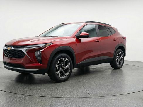 Used 2025 Chevrolet Trax LT image 3