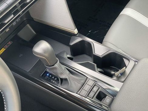 Used 2025 Toyota Camry SE w/ Convenience Package image 19