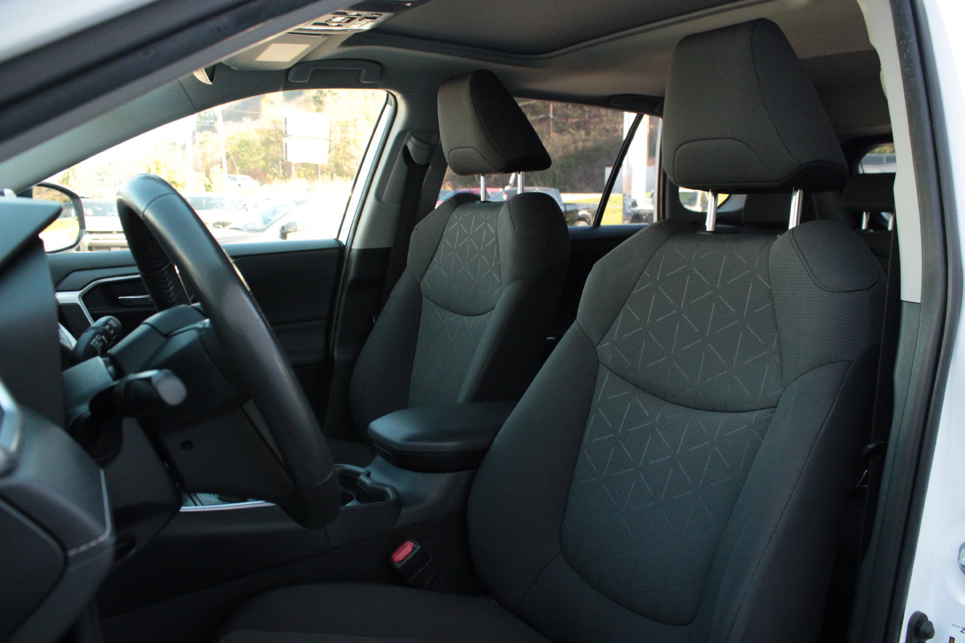 Used 2021 Toyota RAV4 XLE w/ Convenience Package AWD/4WD image 16
