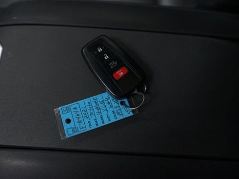 Used 2021 Toyota Highlander XLE image 22