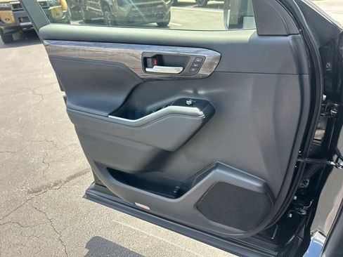 Used 2025 Toyota Highlander Limited AWD/4WD image 30