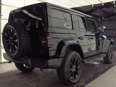 Used 2025 Jeep Wrangler Unlimited Sahara image 4