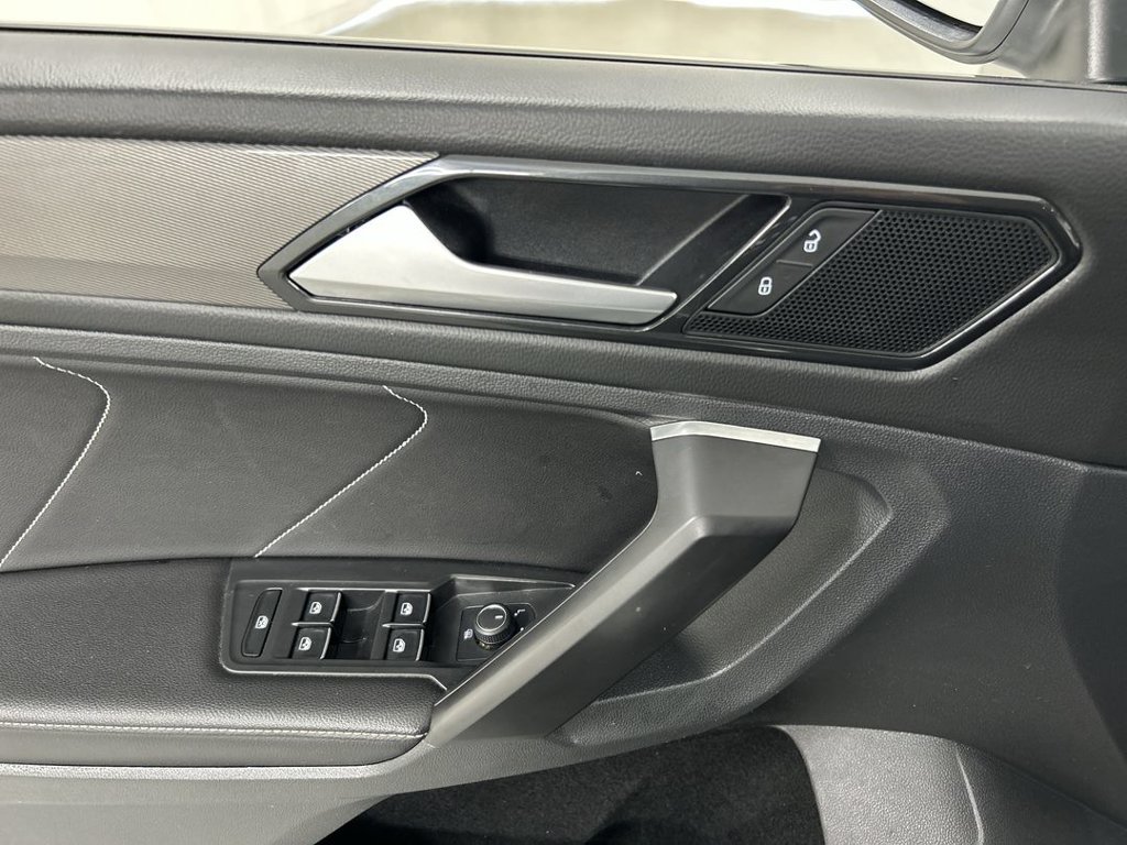 Used 2022 Volkswagen Tiguan SE w/ Panoramic Sunroof Package AWD/4WD image 11