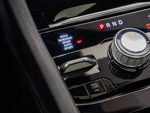 Certified 2022 Jeep Grand Cherokee Overland w/ Luxury Tech Group IV AWD/4WD image 32