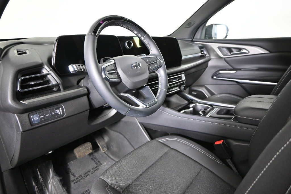 Used 2024 Chevrolet Traverse LT w/ Enhanced Driving Package AWD/4WD image 23