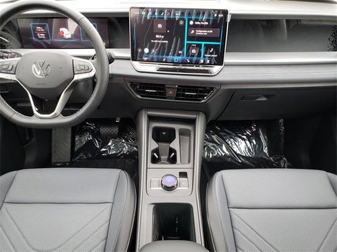 New 2025 Volkswagen Tiguan SE image 9