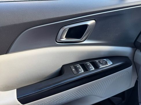 Used 2023 Kia Carnival LX image 18