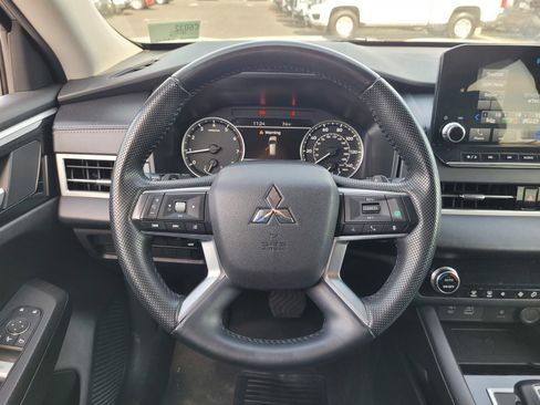 Used 2024 Mitsubishi Outlander SE image 16