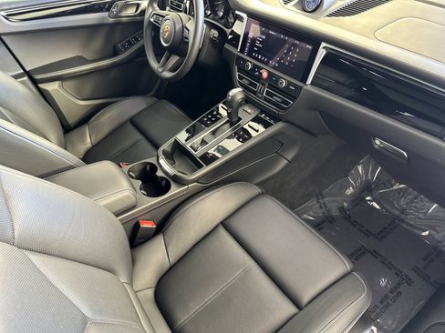 Certified 2025 Porsche Macan AWD/4WD image 18