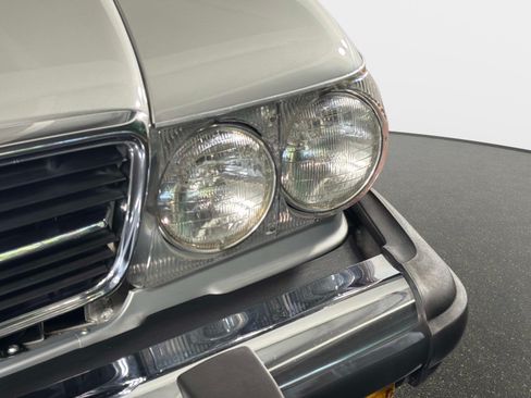 Used 1987 Mercedes-Benz 560 SL image 10