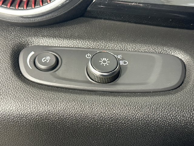 Used 2025 Chevrolet Trax RS w/ Sunroof Package FWD image 23