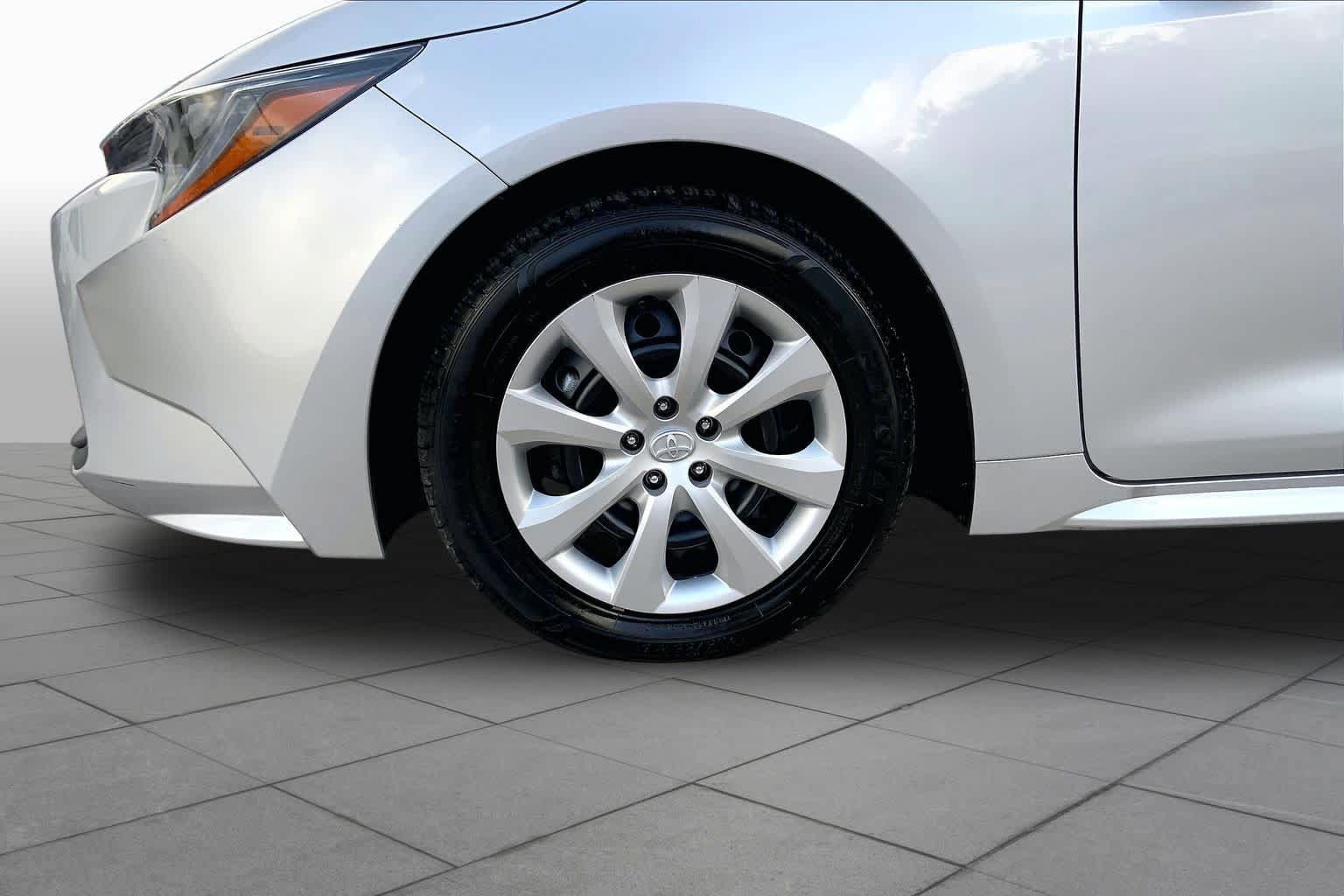 Used 2025 Toyota Corolla LE FWD image 11