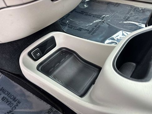 Certified 2023 Chrysler Pacifica Touring-L FWD image 26