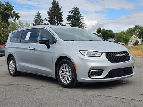 Used 2024 Chrysler Pacifica Touring-L FWD image 7