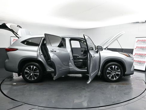 Used 2020 Toyota Highlander XLE image 27