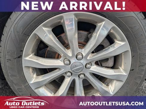 Used 2018 Chrysler 300 Limited AWD/4WD image 9