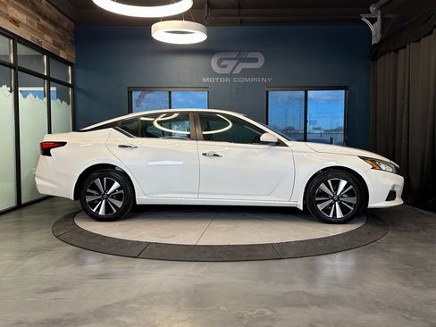 Used 2022 Nissan Altima 2.5 SV w/ SV Premium Package image 2