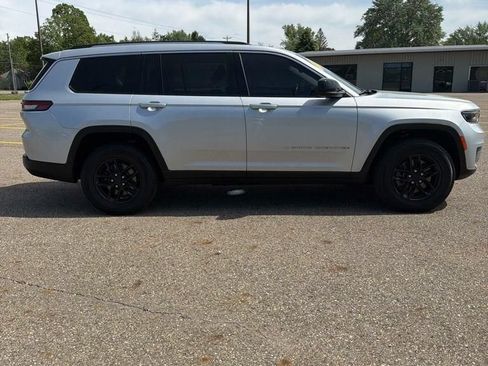 Used 2022 Jeep Grand Cherokee L Laredo w/ Luxury Tech Group I AWD/4WD image 4