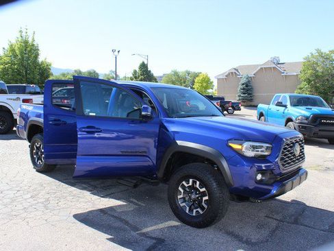 Used 2022 Toyota Tacoma TRD Off-Road w/ TRD Premium Off Road Package AWD/4WD image 18