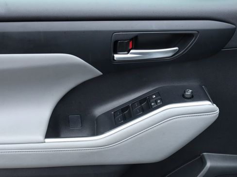 Used 2024 Toyota Highlander XLE image 26