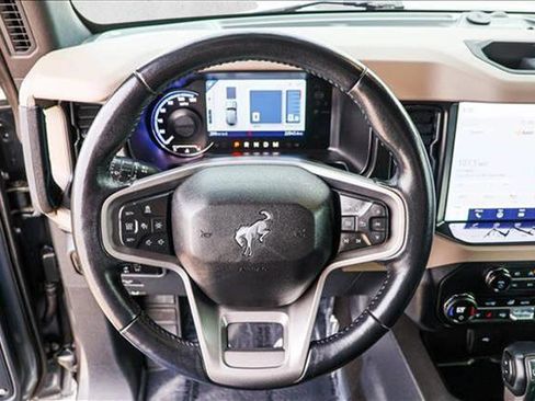 Used 2023 Ford Bronco Wildtrak image 12