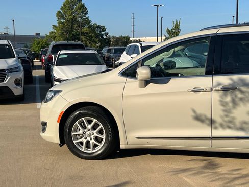 Used 2020 Chrysler Pacifica Touring-L FWD image 7