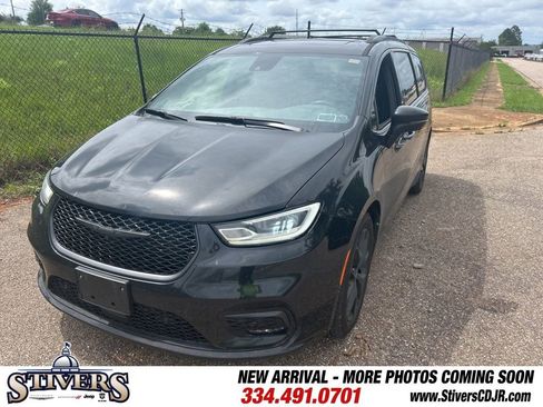 Used 2023 Chrysler Pacifica Limited w/ Uconnect Theater Family Group FWD image 3