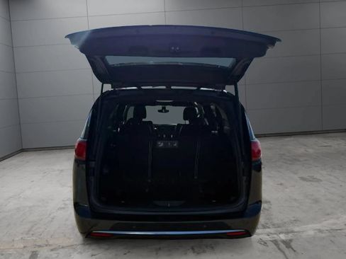 Used 2020 Chrysler Pacifica Touring-L FWD image 4