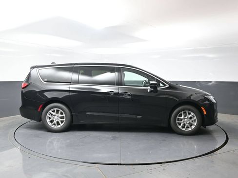 New 2027 Chrysler Pacifica Select FWD image 2