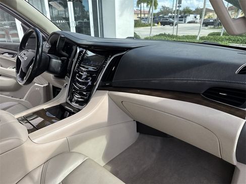 Used 2020 Cadillac Escalade ESV Luxury image 33