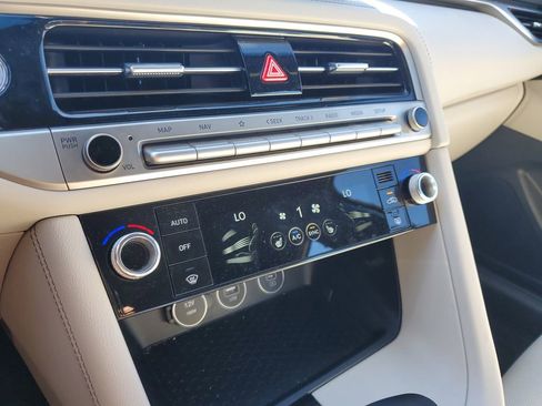 Used 2025 Genesis G70 2.5T image 31