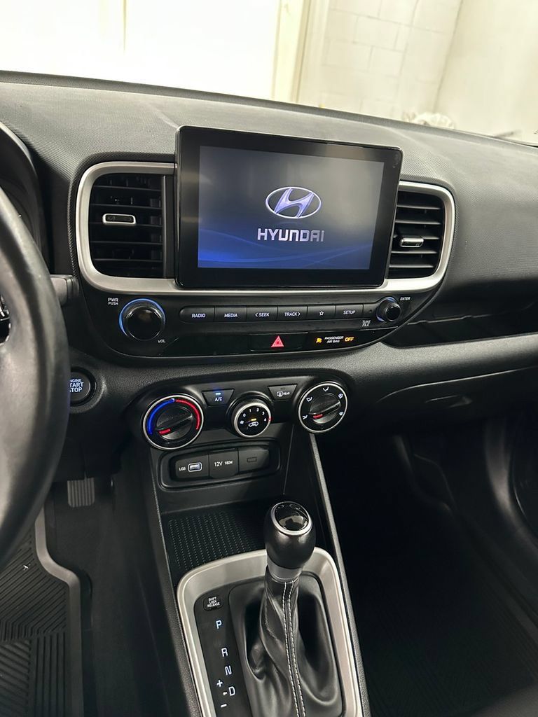Used 2022 Hyundai Venue FWD image 17