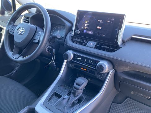 Used 2025 Toyota RAV4 LE image 12