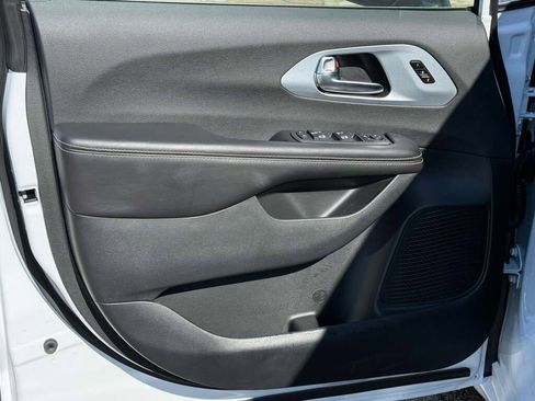 New 2026 Chrysler Pacifica Limited image 27