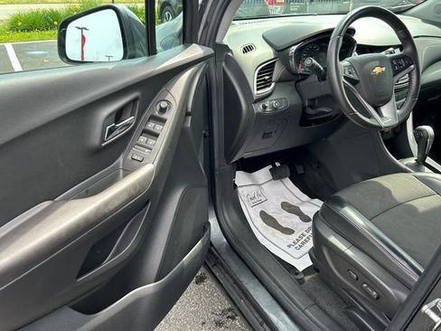Used 2017 Chevrolet Trax LT w/ LT Convenience Package image 9