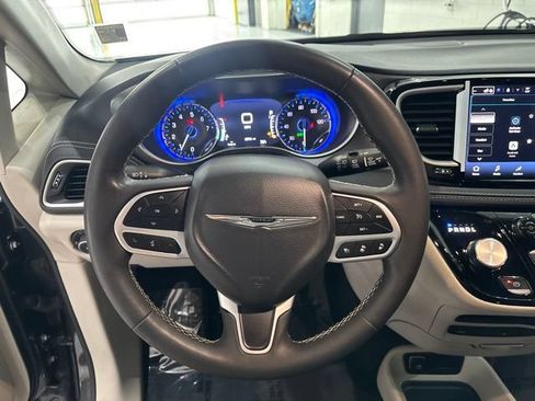 Used 2023 Chrysler Pacifica Touring-L w/ Uconnect Theater Family Group AWD/4WD image 18