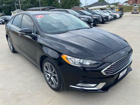 Used 2017 Ford Fusion SE w/ Equipment Group 201A FWD image 4